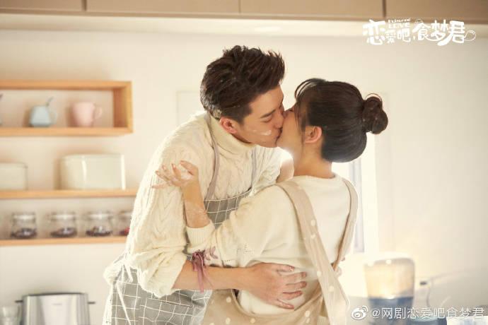 孟子义《九重紫》雪景片场照惊艳曝光：蓝衣窦昭，美如寒梅